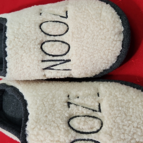RAE DUNN Sherpa-style Fleece SNOOZE Slip-on Mule Slippers (S) - Picture 2 of 8